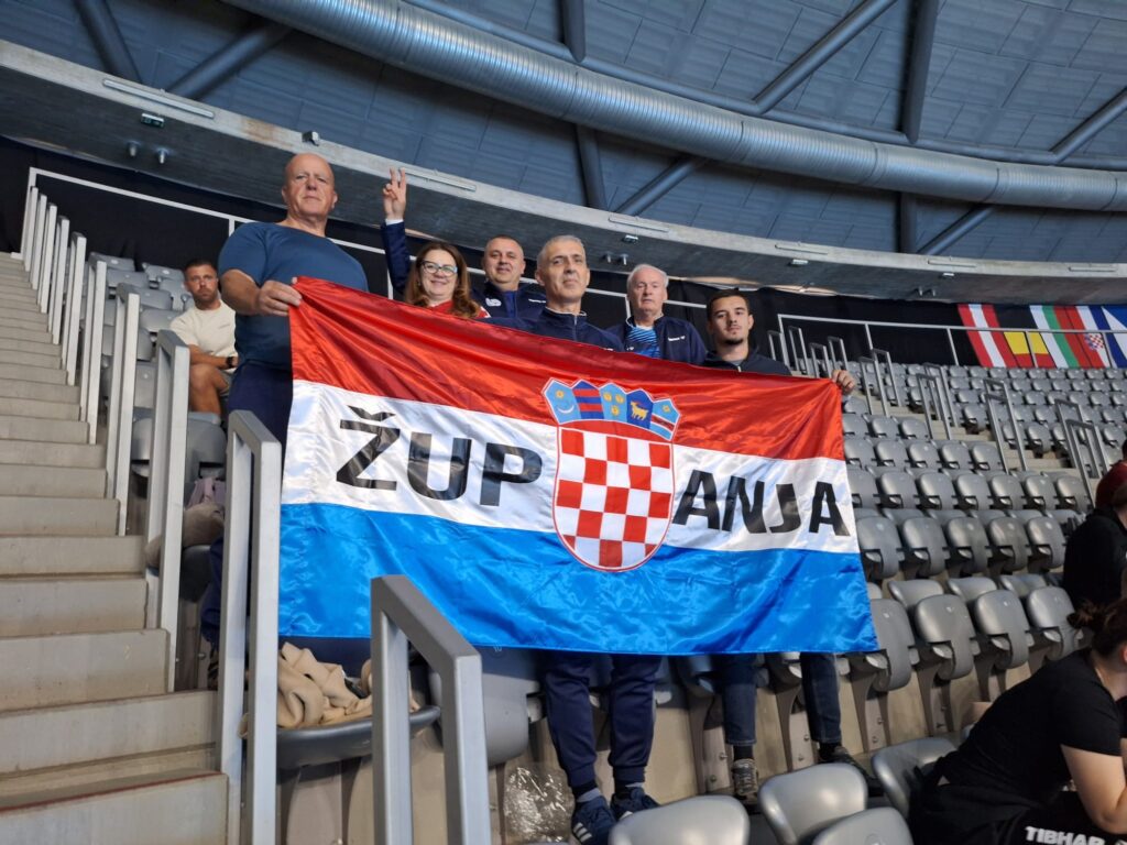 Navijači sa zastavom Županje